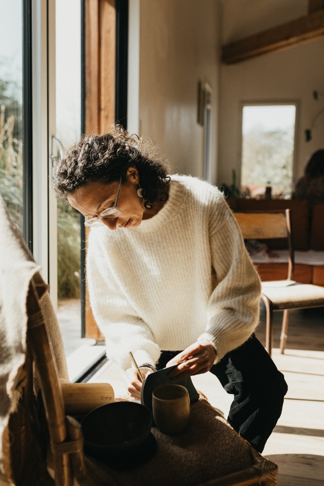 Julie Gautier en consultation, ambiance chaleureuse et naturelle